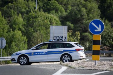 Slika od Prometna nesreća nadomak Splita: jedan od vozača teško je ozlijeđen i prevoze ga u KBC, donosimo slike s lica mjesta