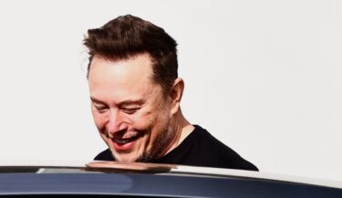 Slika od Reuters piše da Tesla prekida razvoj jeftinog e-auta. Musk: Reuters opet laže