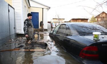 Slika od Rusi vidjeli da brana curi pa pozvali svećenika da pomogne. Sve je poplavilo
