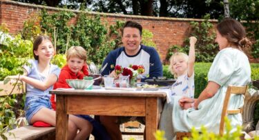 Slika od Sinu Jamieja Olivera tek je 13 godina, već dugo kuha, a sada izdaje i knjigu recepata