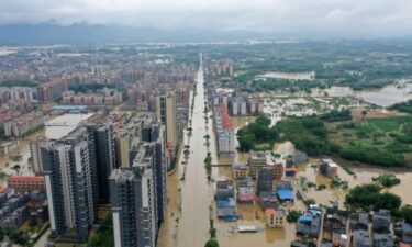 Slika od Spasioci hitno evakuiraju ljude zarobljene u poplavama u Guangdongu