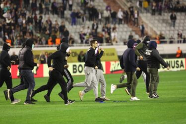 Slika od Sramotne scene nakon završetka utakmice na Poljudu: navijači Hajduka utrčali u teren, dinamovci pobjegli u zadnji tren