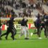 Slika od Sramotne scene nakon završetka utakmice na Poljudu: navijači Hajduka utrčali u teren, dinamovci pobjegli u zadnji tren