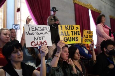Slika od Tennessee sada učiteljima dopušta nošenje pištolja u školama. Demokrat: ‘Umjesto djecu, opet su zaštitili oružje’