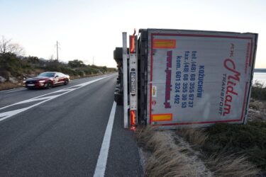 Slika od Teška nesreća na opasnoj dionici Jadranske magistrale: bura prevrnula vozilo u zoni zabrane prometa, gužve prema Splitu