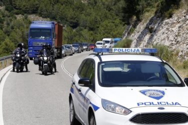 Slika od Teška prometna nesreća na Jadranskoj magistrali: dvoje ozlijeđenih u sudaru, stvaraju se velike gužve i u smjeru Splita