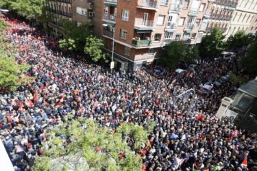 Slika od Tisuće socijalista ispred sjedišta stranke traži ostanak Sancheza na vlasti