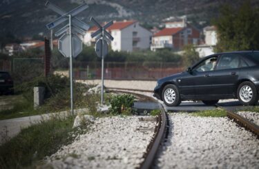 Slika od Tragedija u Kaštelima: teretni vlak naletio na žensku osobu, očevid je u tijeku