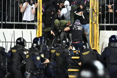 Slika od Tri policajca završila u bolnici, privedena 51 osoba, a Hajduku prijeti teška kazna