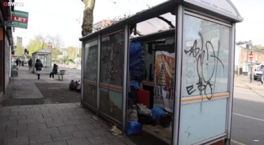 Slika od Tročlana obitelj od autobusne stanice napravila dom: ‘Nemam odjeću ni hranu, žele nas iseliti’