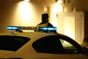 Slika od Tučnjava eskalirala u ozbiljne posljedice. Muškarac ležao ispred noćnog kluba u Splitu, ima teže ozljede