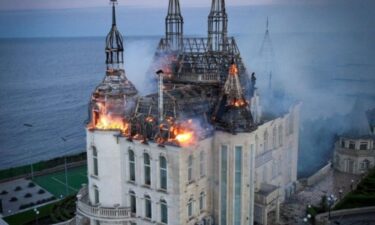 Slika od U bombardiranju zapaljen ‘dvorac Harryja Pottera’, tri osobe poginule