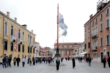 Slika od Usred Venecije osvanula poderana bijela zastava. Iza svega stoji umjetnica iz BiH