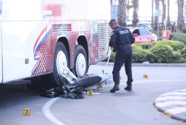 Slika od Užas u splitskoj trajektnoj luci: Motociklist podletio pod kotače autobusa