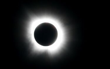 Slika od UŽIVO; FOTO Događaj koji su promatrali milijuni: Pogledajte fotografije potpune pomrčine Sunca