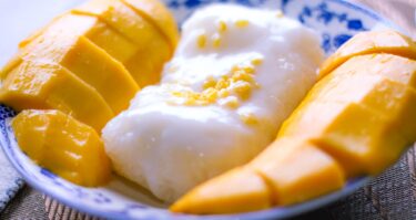 Slika od Varee (63) u Bangkoku od 1981. prodaje najbolji mango sticky rice. Evo što je to