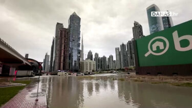 Slika od Velike kiše stvorile apokaliptične prizore u Dubaiju. U Omanu u poplavama 18 mrtvih, među njima i školarci