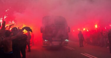 Slika od VIDEO Barcelonini navijači zabunom gađali svoj autobus pa gnjusno vrijeđali Viniciusa