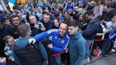 Slika od VIDEO Dinamovci stigli na 113. rođendan i izazvali delirij: Svi su htjeli fotografiju s ‘modrima’