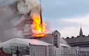 Slika od VIDEO: Gori jedna od najpoznatijih zgrada u Kopenhagenu. Srušio se i toranj