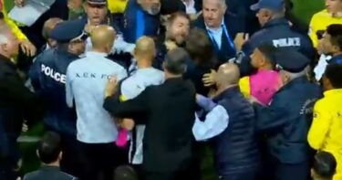 Slika od VIDEO Nevjerojatne scene na grčkom derbiju. Trener AEK-a se potukao s igračem PAOK-a