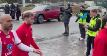 Slika od VIDEO Pogledajte kako igrači norveškog prvoligaša ulaze na teren preko ceste