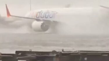 Slika od VIDEO Potpuni potop u Dubaiju: Otkazali su brojne letove, avioni ‘plivaju’ po pistama…