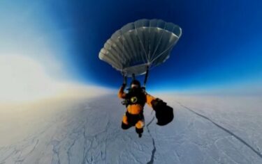 Slika od VIDEO Trojica Rusa skočili iz stratosfere na Sjeverni pol i postavili svjetski rekord, no njihova prava misija bila je nešto posve drugo