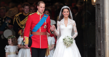 Slika od William i Kate objavili neviđenu fotku s vjenčanja. Jedan detalj preplašio fanove