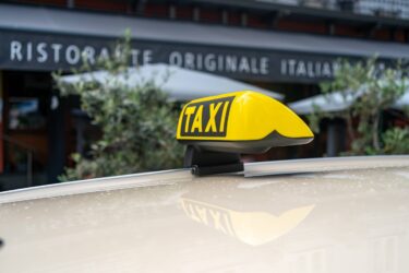Slika od Znate li da taxi znak može svijetliti i crvenom bojom. Evo što to znači
