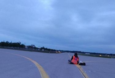 Slika od Aktivisti u Muenchenu upali u zračnu luku i zalijepili se za pistu