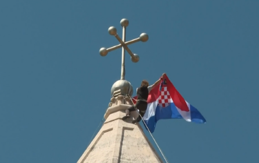 Slika od Alpinist iz dišpeta po 35. put postavio hrvatsku zastavu na katedralu: ‘Nek s ponosom pogledaju vrh i križ!’