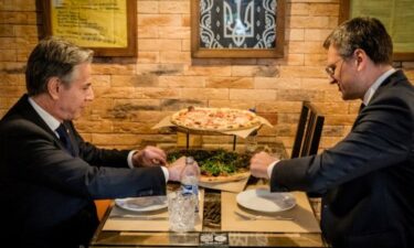 Slika od Američki i ukrajinski šef diplomacije častili se pizzom usred Kijeva