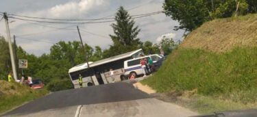 Slika od Autobus izletio s ceste i zabio se u stanicu, ima ozlijeđenih