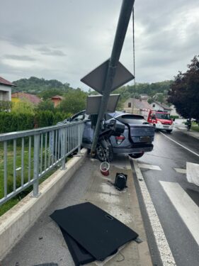Slika od Autom se zabio u ogradu mosta, jedna osoba ostala prikliještena: ‘Problem je bio što je električno vozilo’