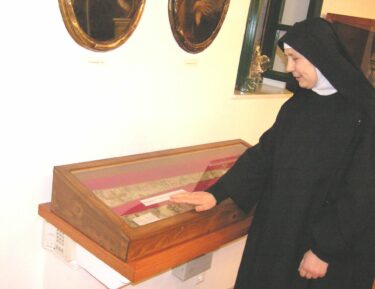 Slika od Benediktinke su najstariji red u Šibeniku. Prvi samostan toga reda bio je u 14. stoljeću u Docu