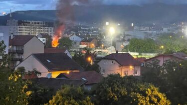 Slika od Buknuo požar na zagrebačkoj Peščenici: Dvije kuće u plamenu