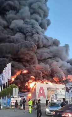 Slika od Buktinja u Varšavi! Požar progutao trgovački centar, na terenu preko 200 vatrogasaca