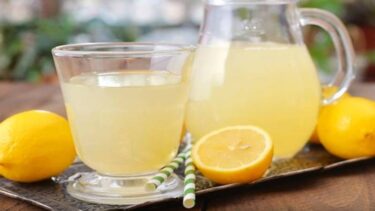 Slika od Čaša vode s limunom natašte čisti organizam od svih otrova