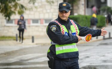 Slika od Dalmatinski policajci zaustavili mladog vozača koji je napravio niz prekršaja, ostat će 15 dana iza rešetaka