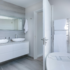 Slika od Dizajneri interijera otkrivaju kako održati bijele kupaonice u skladu s trendovima