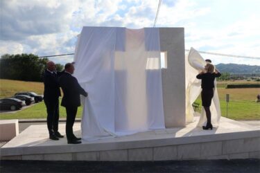 Slika od Djeca izradila spomenik poginulim braniteljima: ‘Svojom su krvlju natopili hrvatsko tlo’