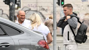 Slika od FOTO Dio ‘vatrenih’ stigao je u Zagreb: Sučića dovezli roditelji u luksuznom Mercedesu…