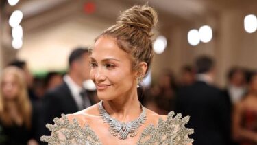 Slika od FOTO J.Lo je u prozirnoj haljini istaknula sve svoje atribute! Prekrila je tek strateški dio