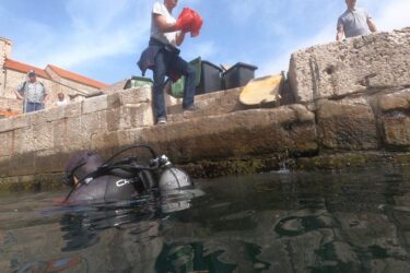 Slika od [FOTO] LIMENKE, PLASTIKA, STAKLENA AMBALAŽA Vrijedni ronioci očistili podmorje u Portu
