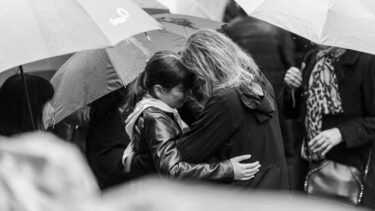 Slika od FOTO Roditelji i prijatelji odali počast ubijenima u Beogradu: Sirene i uzbuna za deset žrtava