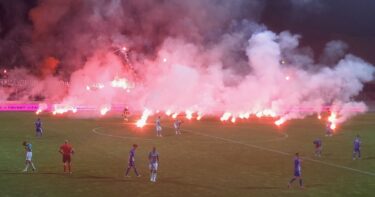 Slika od FOTO Torcida zasula bakljama teren u Kranjčevićevoj. Čuli su se i topovski udari