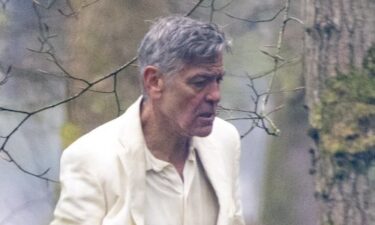 Slika od George Clooney snimljen usred šume u rastresenom stanju