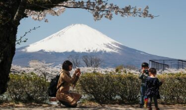 Slika od Gradić u Japanu podiže ogradu. Ne želi da turisti fotografiraju planinu
