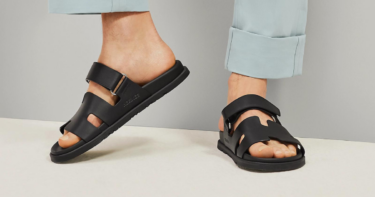 Slika od H&M-ove sandale od 28 eure izgledaju slično Hermesovim Chypre sandalama od 710 eura